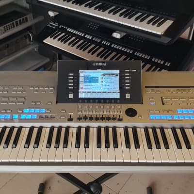 Yamaha Tyros4 61-Key Arranger Workstation Keyboard