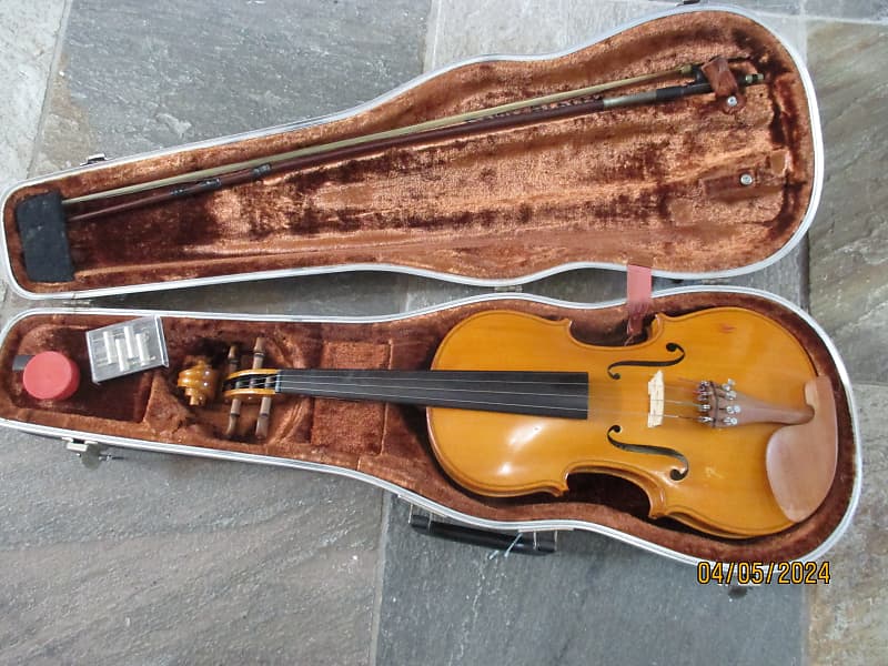 Advanced Violin. 4/4 size with case and bow. 1993