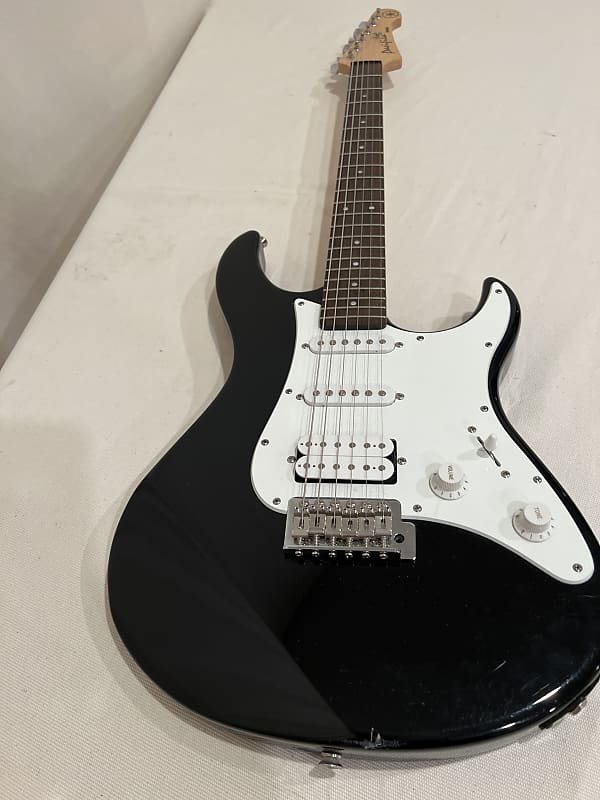 Yamaha Pacifica PAC 012 Black/white | Reverb