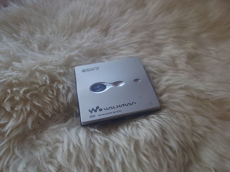 Sony MiniDisc Walkman MDLP Player Silver Model MZ-E700 WITH REMOTE