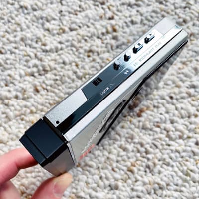 [RARE] Sony WM-F102 Walkman Cassette Player, Beautiful Silver ! Working ! image 2
