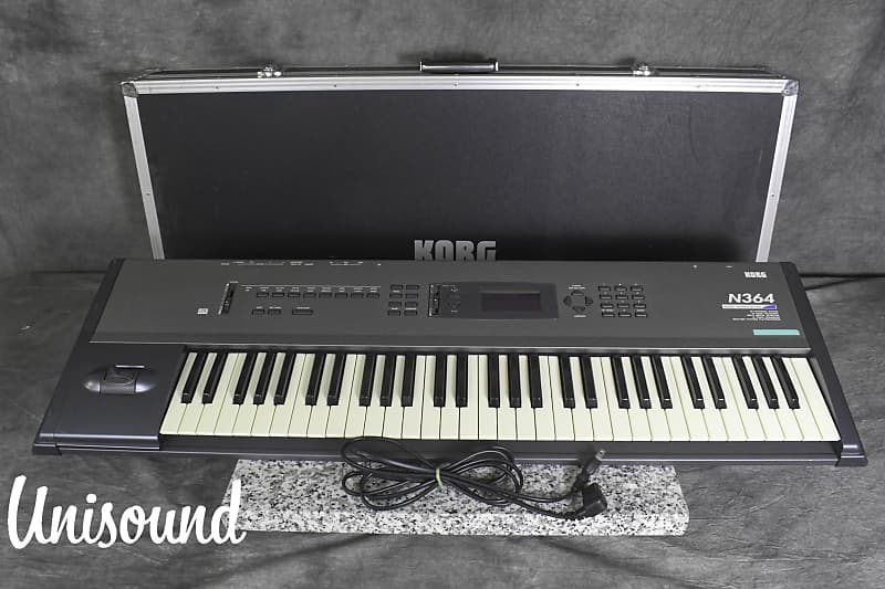 KORG N364 Music Workstation Synthesizer w/ Hard Case in Very Good Condition.