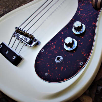 Mosrite   VENTURES  Bass 1991 White Pearl.  The last guitar built by Semie Moseley. RAREST. Only one image 7