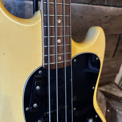 BIG SUMMER BLOWOUT// VINTAGE ALL ORIGINAL Fender Musicmaster Bass 1972 - 1979 - Olympic White image 3