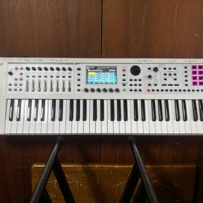 Roland FANTOM-06 Synthesizer Keyboard Limited Edition White w/ gig bag