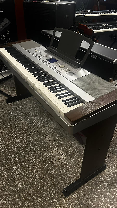 Yamaha DGX640 2010's - Walnut image 1