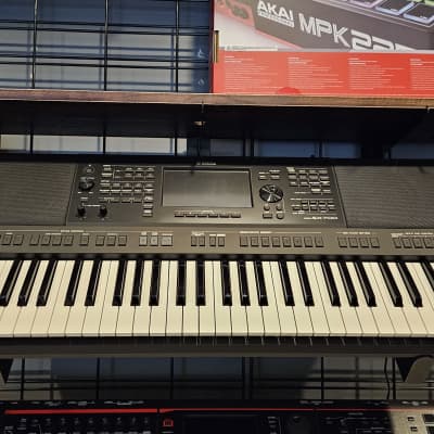 Yamaha PSR-SX700 61-Key Arranger Workstation (Demo)