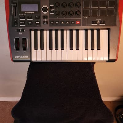 Novation Impulse 25 MIDI Keyboard Controller 2011 - Present - Gray