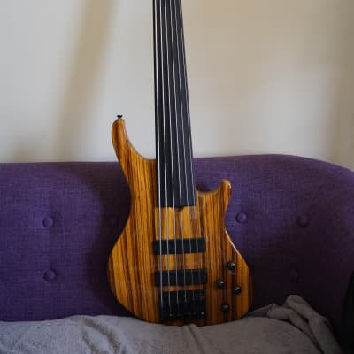 Roscoe SKB-3006 - ZEBRA TOP - Fretless 6 string bass image 1