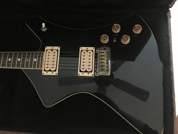 Washburn A10v 1983 Black Cream V Shaped Neck avaelma