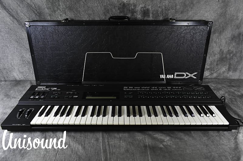 YAMAHA DX7 II-D Digital Programmable Algorithm Synthesizer in Very Good  Condition.