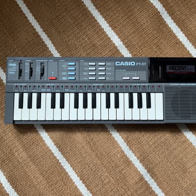 Casio PT-87 32-Key Mini Synthesizer 1980s - Black
