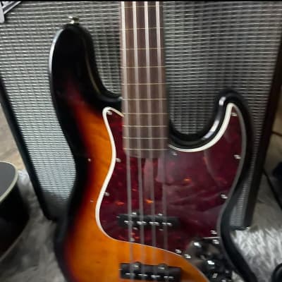 SCANDAL Tomomi artist model Squier Jazz Bass 