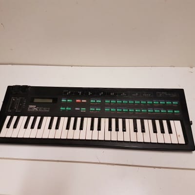 Yamaha DX 100 Synthesizer