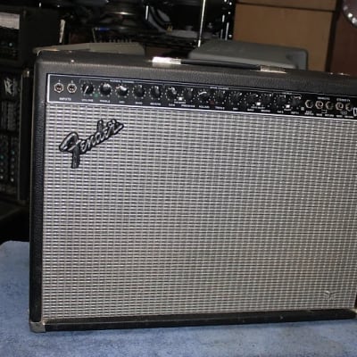 Fender Ultimate Chorus 2-Channel 2 x 65-Watt 2x12