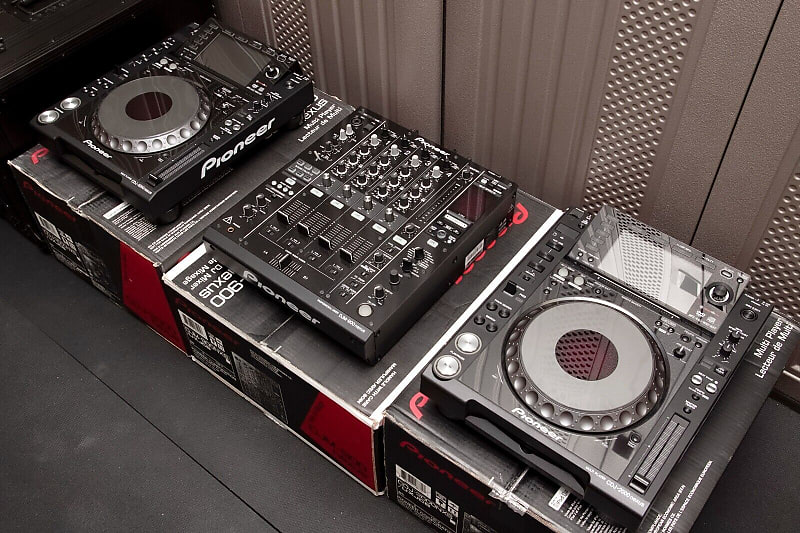 Pioneer DJ SET - 2 CDJ-2000NXS + 1 DJM-900NXS + Odyssey Cases