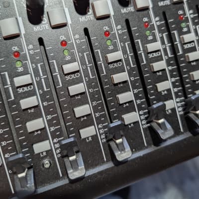 Mackie 1642VLZ4 16-Channel Mic / Line Mixer image 11