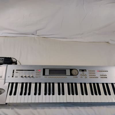 Korg Triton LE 61-Key 62-Voice Polyphonic Workstation 2000 - 2002 - Silver