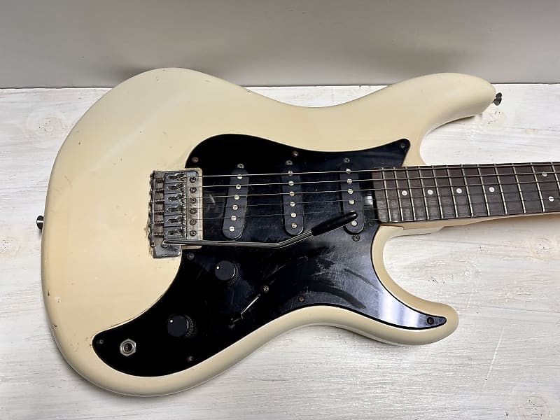 美品 YAMAHA ヤマハ SE203 ストラトキャスター ヴィンテージヤマハ 美品 YAMAHA ヤマハ SE203 ストラトキャスター ヴィンテージ
