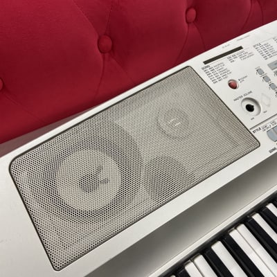 Yamaha DGX305 Digital Piano - Silver image 8