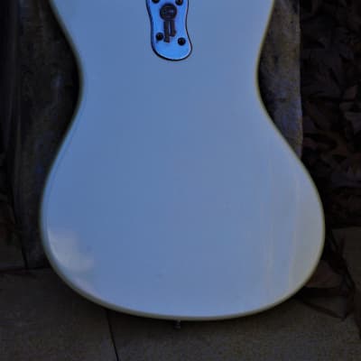 Mosrite   VENTURES  Bass 1991 White Pearl.  The last guitar built by Semie Moseley. RAREST. Only one image 11