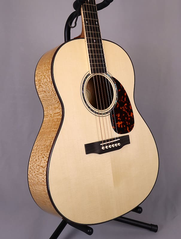 Larrivee L-09 Custom (Moon Spruce Top / Silver Oak back and sides)