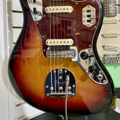 ギター Fender USA / American Vintage 62 Jaguar Fender American Vintage '62 Jaguar - 3-Color Sunburst