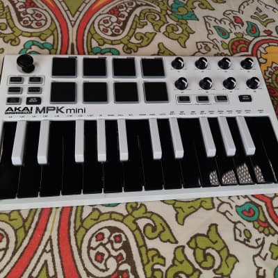 Akai MPK Mini MKII 25-Key MIDI Controller 2014 - Present - White with Black Keys