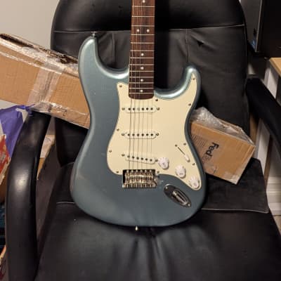 エレキギター】FenderJapanよりST71をウォルナットカラーで