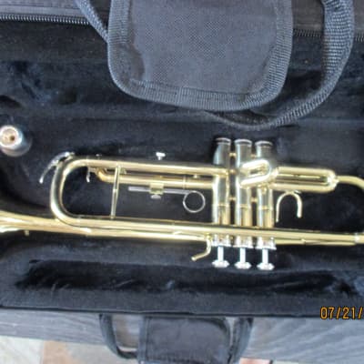 Mendoni brand trumpet with case and mouthpiece image 1
