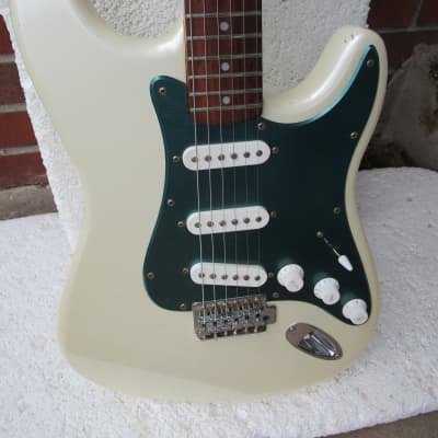 Lotus Strat Style Guitar, 1980's, Korea, White Pearl Finish, Green Sparkle Guard. Very Cool Bild 3