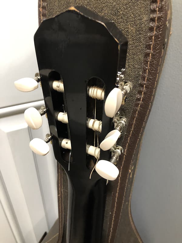 Looking for some information on this Winston guitar : r/guitars