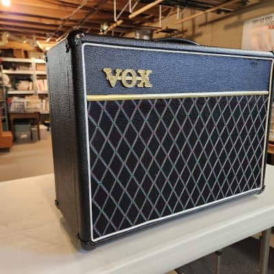 Vox Valvetronix AD30VT 30-Watt 1x10 Modeling Guitar Combo