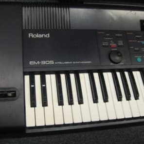 ROLAND EM-305 INTELLIGENT SYNTHESIZER ARRANGER KEYBOARD w