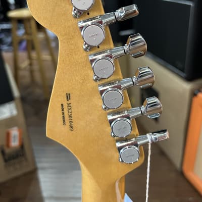 Fender Kurt Cobain Jaguar  3-Color Sunburst #MX23010489  8 lbs  11.6 oz image 7