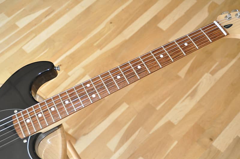 LINE 6 Variax 300 Black / Modelling Electric Guitar/ from
