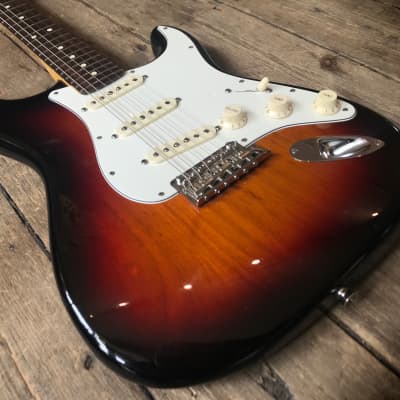 2014 Fender 60th Anniversary Stratocaster with Rosewood Fretboard in Sunburst with hard shell case image 4