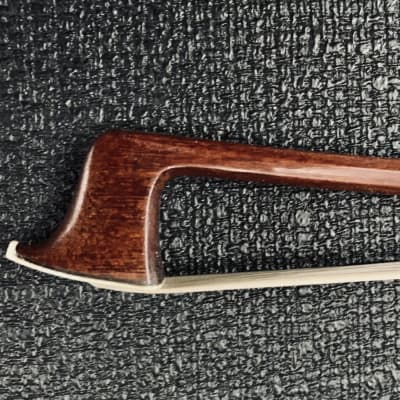 A very fine German violin bow by Pfretzschner image 2
