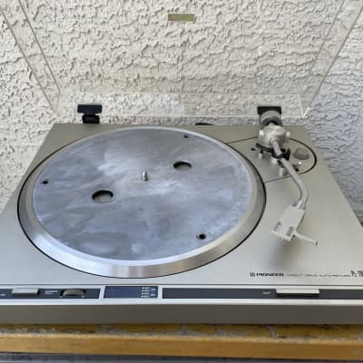Impression rigide for Sale avec l'œuvre « Platine Vinyle Vintage Pioneer  1976 Electronique PL-117D » de l'artiste BunnyThePainter