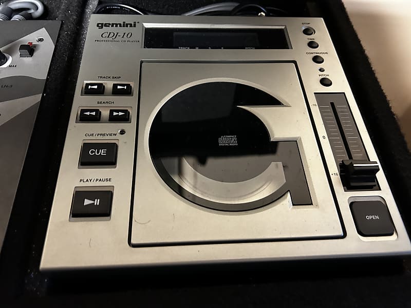 Gemini CDJ10 CD Decks with Pmx 40 mixer .. DJ case and