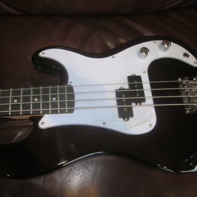 Jay Turser 3/4 4-String Black Electric P-Bass JTB-40-TBK-A image 8