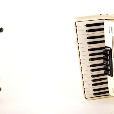 Rare German TOP Quality Accordion Weltmeister Unisella - 80 bass, 8 switches + Original Hard Case & Straps - Video image 7