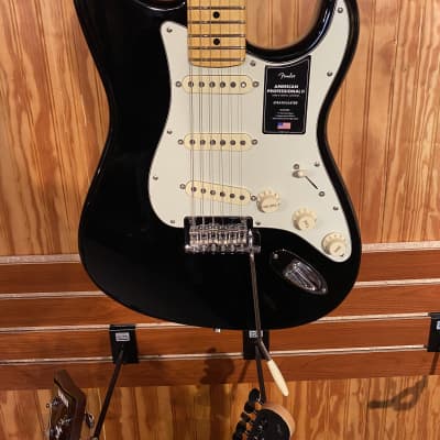 Fender American Professional II Stratocaster with Maple Fretboard 2020 - Present Black image 2