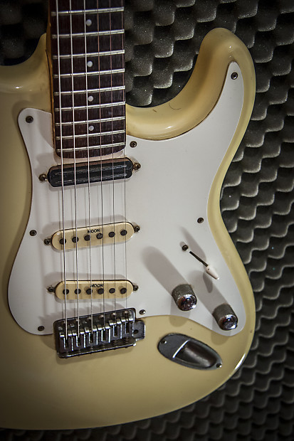 MOON Stratocaster 80s Vintage Blonde | Reverb
