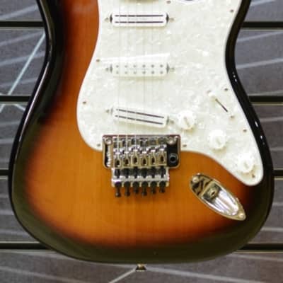 Fender Artist Dave Murray Stratocaster 2-Colour Sunburst Electric Guitar & Deluxe Gig Bag B Stock image 6