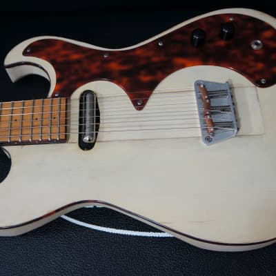 Preowned Island Instruments Carny in White with Benson Drifter Amp In Case - Silvertone 1448 image 8