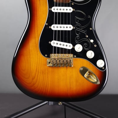 Fender Stevie Ray Vaughan Stratocaster with Pau Ferro Fretboard 1995 - 3-Color Sunburst image 4