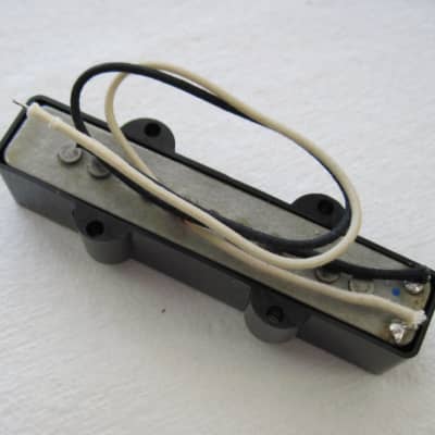 Fender  USA Vintage  Reissue 74 Jazz Bass Neck Pickup Shield and Spacer USA 0095631000 0992243000 image 3