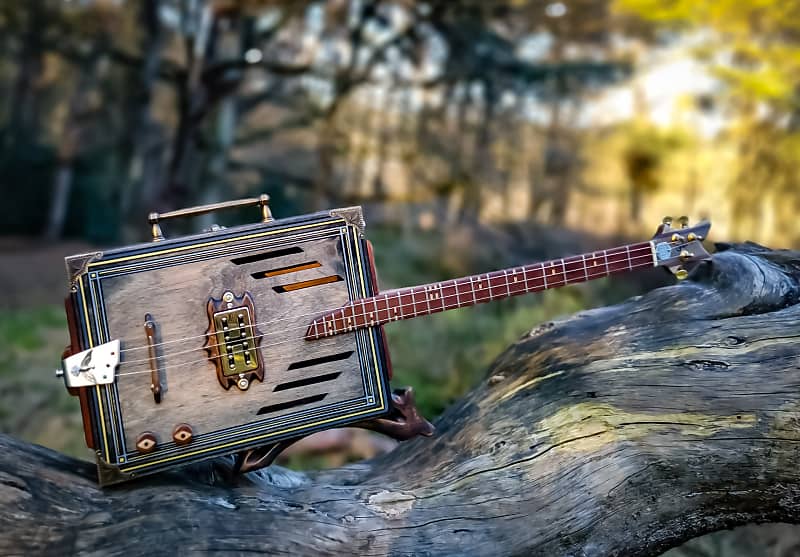 HighBird Handcrafted Instruments - Northern Goshawk - Custom 3 String Acoustic/Electric Cigar Box Guitar (CBG) - 2022 Bild 1