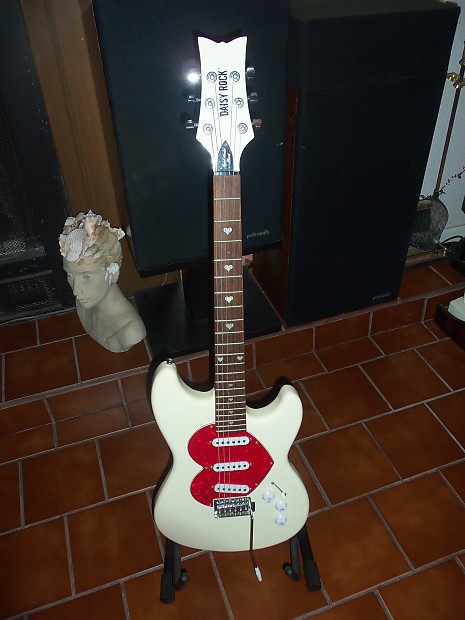 Daisy Rock Rebel Rocket Heart off white with red pickguard Daisy Rock Rebel Rocket Heart off white with red pickguard